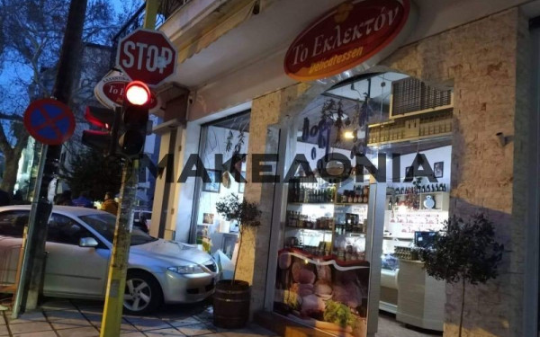 Θεσσαλονίκη: Αυτοκίνητο έπεσε σε τζαμαρία καταστήματος στον Εύοσμο (Φωτ.) Θεσσαλονίκη: Αυτοκίνητο έπεσε σε τζαμαρία καταστήματος στον Εύοσμο (Φωτ.)