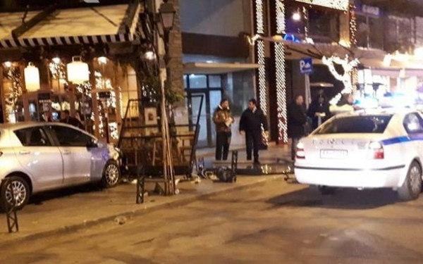 Θεσσαλονίκη: Αυτοκίνητο έπεσε στη τζαμαρία καφέ-μπαρ στο κέντρο (Φωτ.)