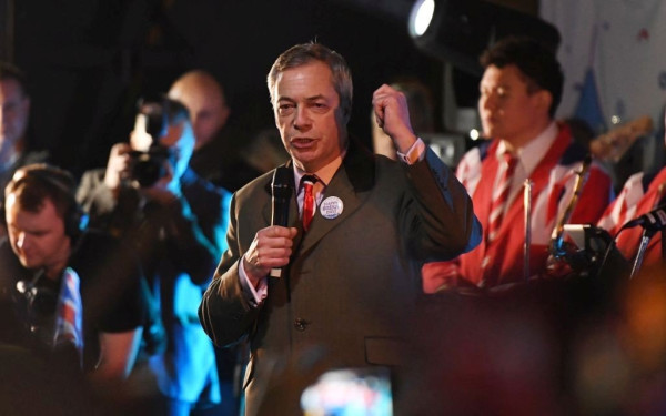 Φάρατζ: Προτείνει «μαζικές απελάσεις» μεταναστών και εγκαταστάσεις κράτησης για 24.000 ανθρώπους