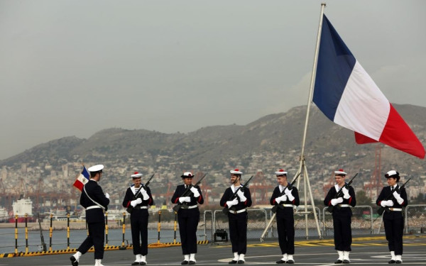 Ελλάς Γαλλία αμυντική συμμαχία, με το ελικοπτεροφόρο «Dixmude» στο λιμάνι του Πειραιά