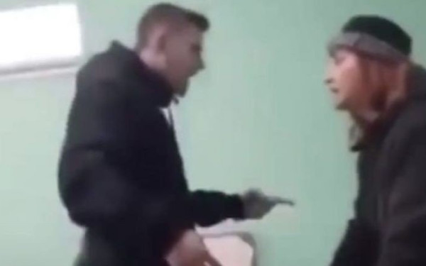 Βίντεο: Μαθητής σε ΕΠΑΛ Θεσσαλονίκης "τραμπουκίζει" καθηγήτρια για μία απουσία 