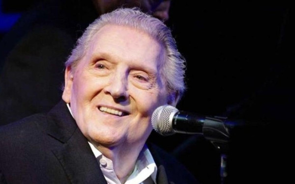 Πώς επέστρεψε ο Τζέρι Λι Λιούις στο στούντιο!