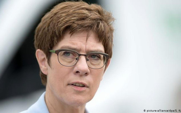 Η Καρενμπάουερ θα παραιτηθεί από την ηγεσία της CDU μετά την ανάδειξη υποψήφιου καγκελάριου 