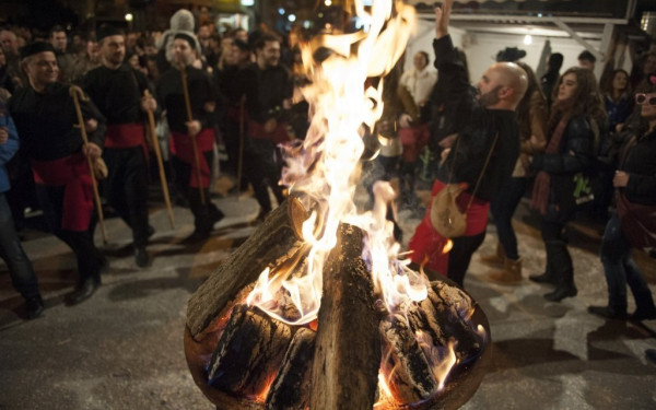 Κοζάνη: Πυρετώδεις οι προετοιμασίες για τη μεγάλη καρναβαλική παρέλαση και το άναμμα των φανών