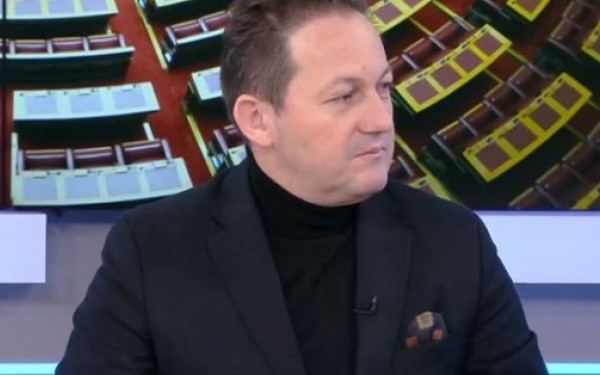 Το Ε1 του Γ. Βαρουφάκη ζητά ο Στ. Πέτσας μετά τη μετακίνησή του στην Αίγινα