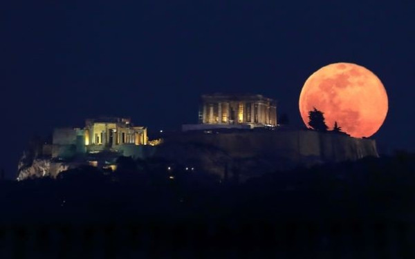 Μαγεύει η πρώτη υπερπανσέληνος του 2020 (Φωτ.)