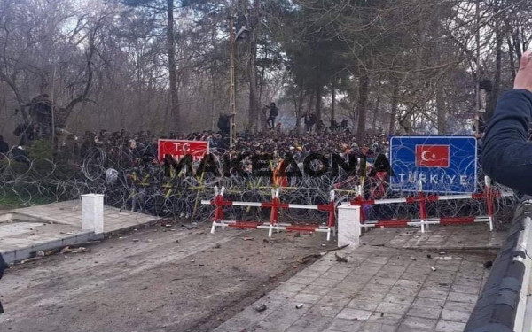 Αμέτρητοι πρόσφυγες αποκλεισμένοι στις Καστανιές Έβρου (ζωντανά)