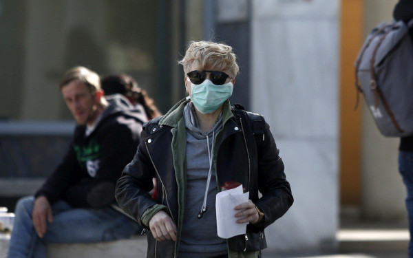 Πώς βάζουμε και βγάζουμε σωστά τη μάσκα