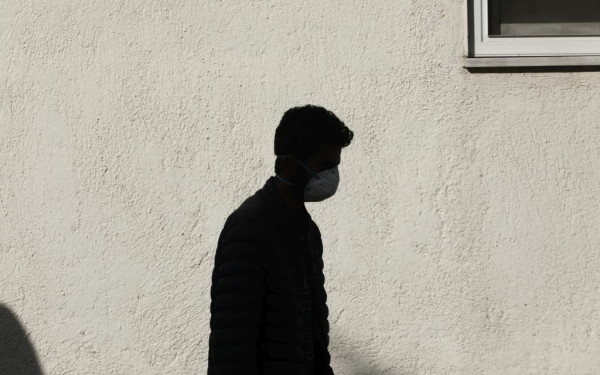 Νομικοί ζητούν από νεαρό που "έσπασε" την καραντίνα να πληρώσει την αεροδιακομιδή του