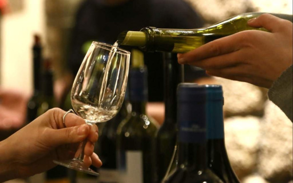 Στο νοσοκομείο Βόλου 14χρονη που κατανάλωσε 8 ποτήρια κρασί σε μπαρ - Αθώος ο 34χρονος ιδιοκτήτης