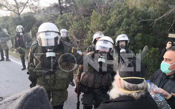 Οδομαχίες μεταξύ ΜΑΤ και κατοίκων στη θέση Καράβα Μανταμάδου