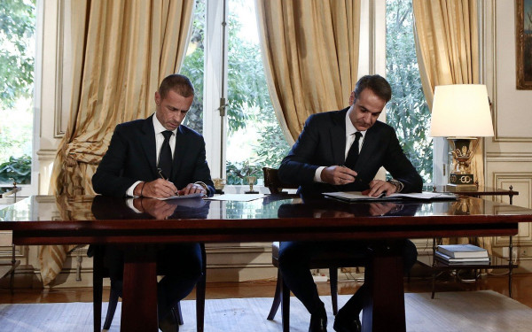 Η κυβέρνηση υπέγραψε το μνημόνιο συνεργασίας με ΟΥΕΦΑ και ΦΙΦΑ