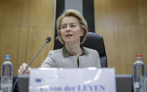 ΕΕ: Παραβίαση των κανόνων διαφάνειας από την κομισιόν στα SMS Φον ντερ Λάιεν με Μπουρλά