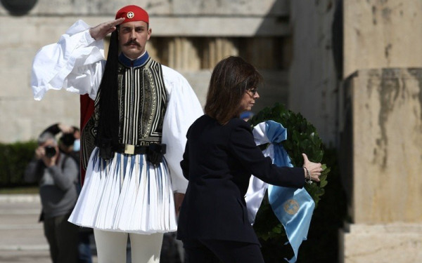 Κατέθεσε στεφάνι η Κατερίνα Σακελλαροπούλου στο Μνημείο του Άγνωστου Στρατιώτη
