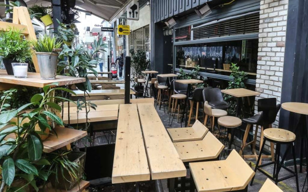 Πώς θα γίνει η επιστροφή στην κανονικότητα - "Κλειδώνει" το σχέδιο άρσης των μέτρων