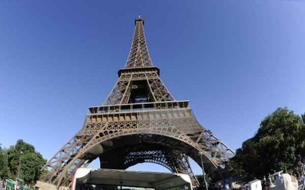 «Πνίγεται» στα σκουπίδια το Παρίσι