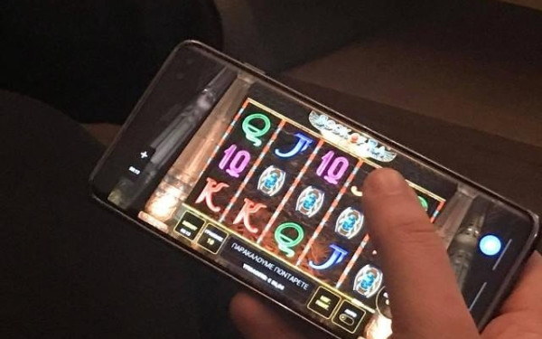 Σαρώνει ο παράνομος e-τζόγος: 800.000 Έλληνες «πόνταραν» 1,4 δισ. ευρώ το 2022