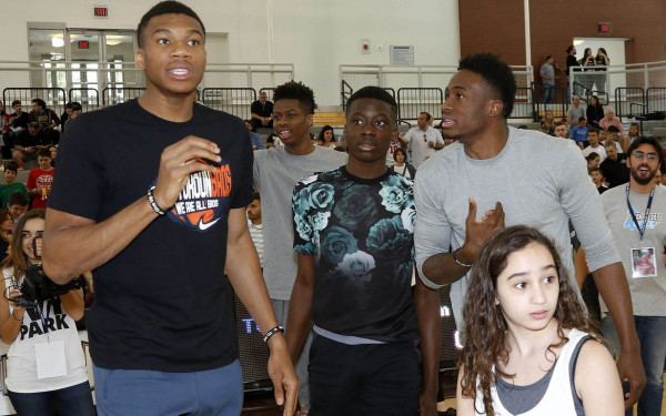 Η οικογένεια Αντετοκούνμπο δώρισε 10.000 μάσκες