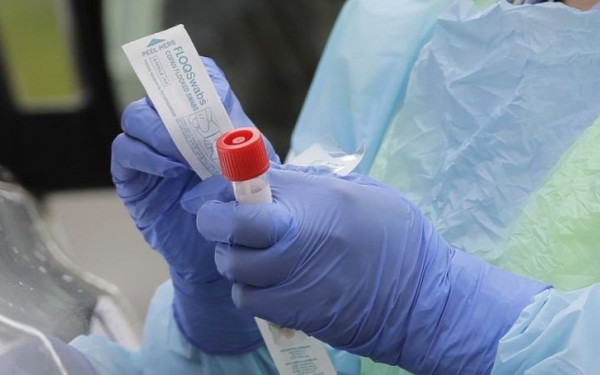 Βρετανία: Θα εξετάζονται για Covid οι οδηγοί φορτηγών για να περάσουν τα σύνορα για τη Γαλλία