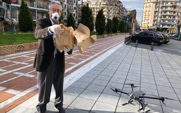 Με... drone μοιράζει τρόφιμα και φάρμακα ο δήμος Θεσσαλονίκης