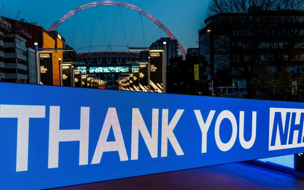 Αγγλία: Μία ολόκληρη γειτονιά χειροκροτάει διασώστρια που πηγαίνει στη δουλειά της (video)