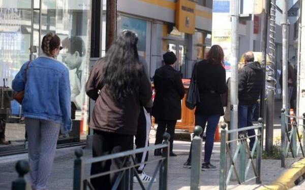 Θεσσαλονίκη: Ουρές έξω από τράπεζες για τις συντάξεις