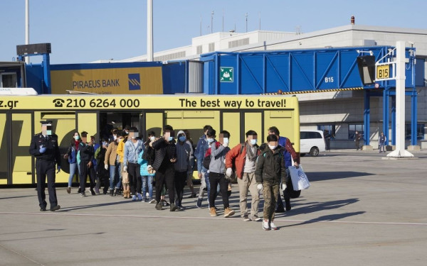 Πετούν για Αγγλία 16 προσφυγόπουλα από την Ελλάδα