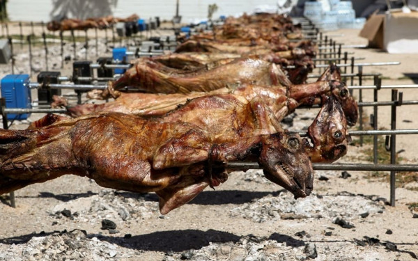 Πώς το ψήνουν το αρνί και το κατσίκι; (βίντεο)