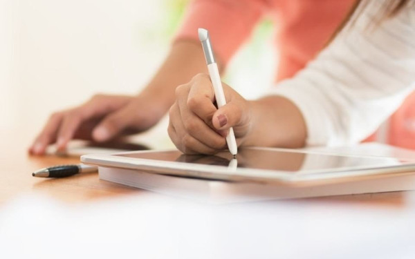 Παιδιά και ψηφιακός κόσμος: Προκλήσεις και λύσεις σύμφωνα με πρόσφατη έρευνα