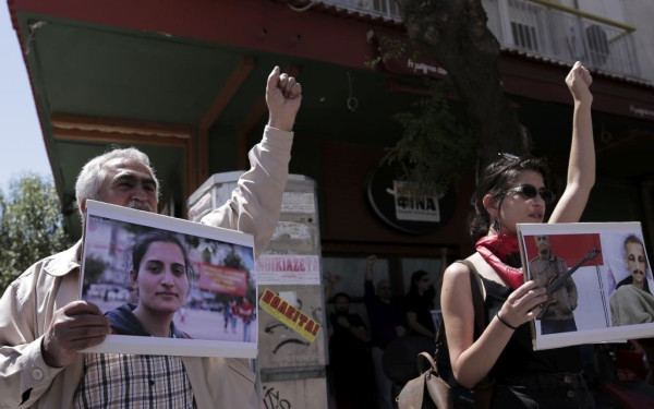 Πανό, φωνές και μηνύματα έξω από το τουρκικό προξενείο (φωτ.)