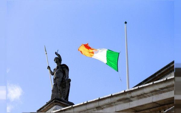 Η Ιρλανδία εκσυγχρονίζει το Σύνταγμα της αναφορικά με τις γυναίκες και την οικογένεια
