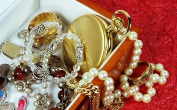 Χειροπέδες σε 45χρονη που στοχοποιούσε ΑμεΑ: Πως δρούσε η «οικιακή βοηθός» που ξάφριζε σπίτια