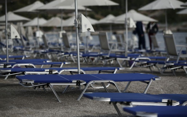 Δήμος Πολυγύρου: Απομακρύνθηκαν ομπρέλες, ξαπλώστρες και καθίσματα που είχαν τοποθετηθεί παράνομα στην παραλία