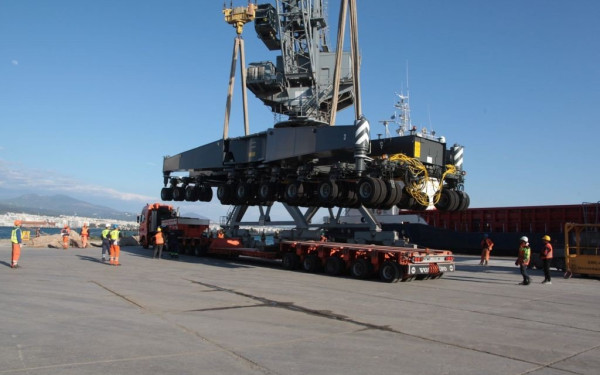 Νέος αυτοκινούμενος γερανός στο λιμάνι της Θεσσαλονίκης