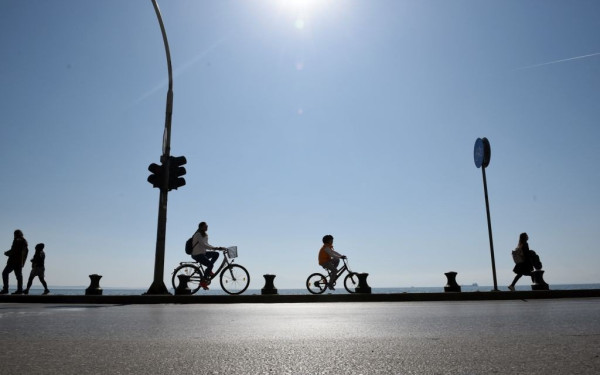 Θεσσαλονίκη: Ποδηλάτης έπεσε στη θάλασσα στον Θερμαϊκό