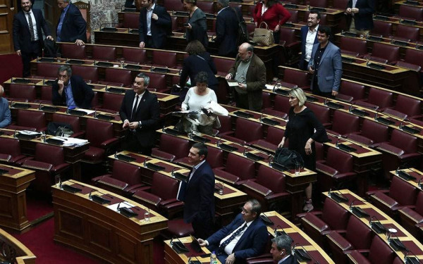 Στη Βουλή η διακοπή ηλεκτροδότησης σε τρίτεκνη μονογοινεϊκή οικογένεια 