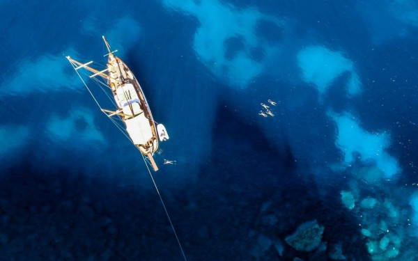 Πάρος: Ιστιοφόρο με 7 επιβαίνοντες βρέθηκε ακυβέρνητο εντός του όρμου της Παροικιάς