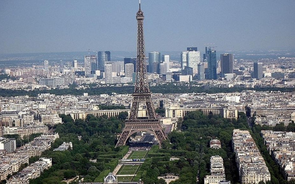 Γαλλία: Λιγότερο από μια εβδομάδα πριν τις βουλευτικές εκλογές η άκρα δεξιά διατηρεί ευρύ προβάδισμα