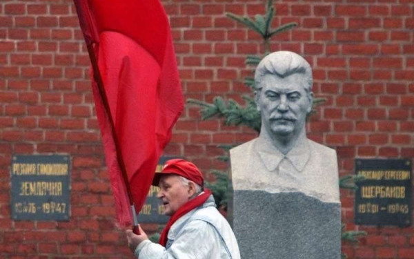 Εκατοντάδες Ρώσοι στην Κόκκινη Πλατεία για τα 70 χρόνια από τον θάνατο του Στάλιν