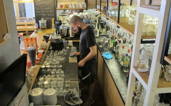 Ιδιοκτήτες Εστίασης: Η αύξηση του ΦΠΑ στα μη αλκοολούχα θα προκαλέσει νέο κύμα ανατιμήσεων