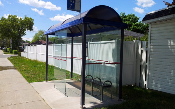 Δήμος Νάουσας: Νέα καινοτόμα στέγαστρα στις στάσεις των λεωφορείων