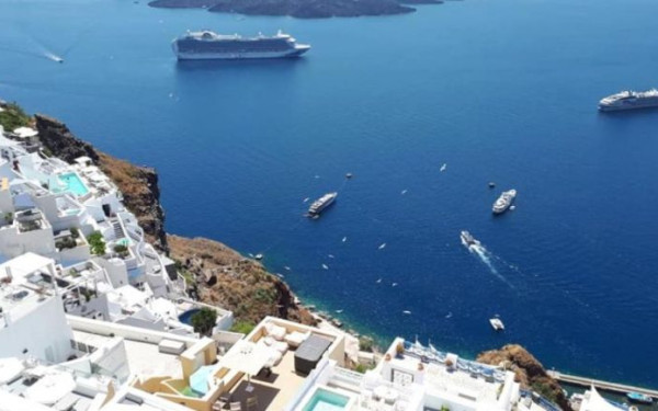 Έρχεται «καπέλο» 20 ευρώ για κάθε τουρίστα που αποβιβάζεται σε Μύκονο και Σαντορίνη από κρουαζιερόπλοιο