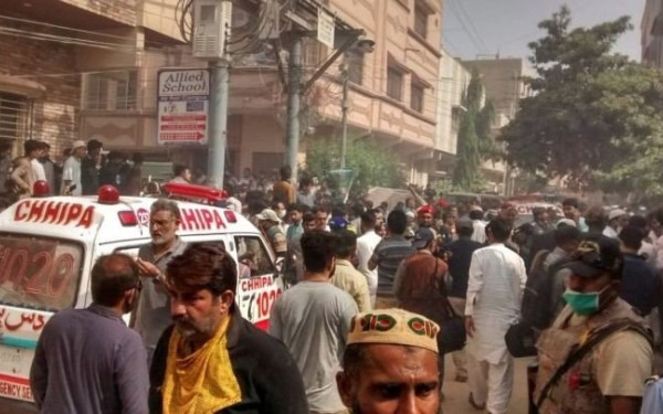 Αεροσκάφος συνετρίβη σε κατοικημένη περιοχή στο Πακιστάν -Τουλάχιστον ένας επιβάτης επέζησε