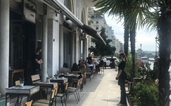 Θεσσαλονίκη: Βγήκαν τα τραπεζοκαθίσματα - Με ανυπομονησία και χαρά ανοίγουν τα καταστήματα εστίασης (Φωτ.) 