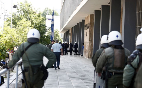 Θεσσαλονίκη: Ένταση έξω από τα δικαστήρια κατά την προσαγωγή των συλληφθέντων της πορείας