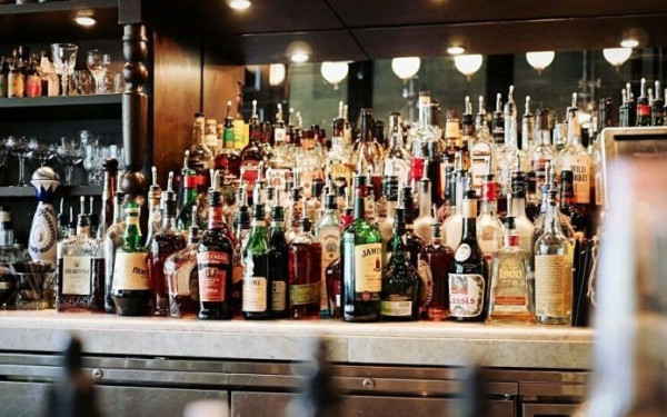 ΑΑΔΕ: Δεκαέξι φορολογικές παραβάσεις σε δύο μπαρ στη Θεσσαλονίκη 