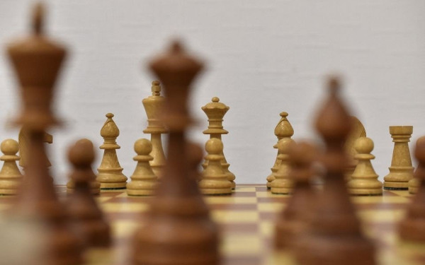 Σκακιστές διεκδικούν ρεκόρ Γκίνες για το πιο μεγάλο πιόνι παγκοσμίως - Κατασκεύασαν βασιλιά 4,2 τόνων (φωτ.) 