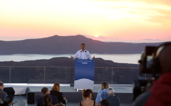 Μητσοτάκης από Σαντορίνη με φόντο το ηλιοβασίλεμα: "Ελάτε στην Ελλάδα. Η χώρα είναι πλέον ανοιχτή"