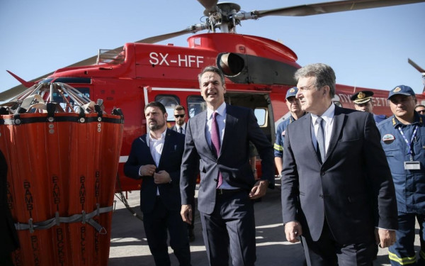 Παρουσία Μητσοτάκη η παραλαβή 20 πυροσβεστικών οχημάτων δωρεά της "Παπαστράτος"