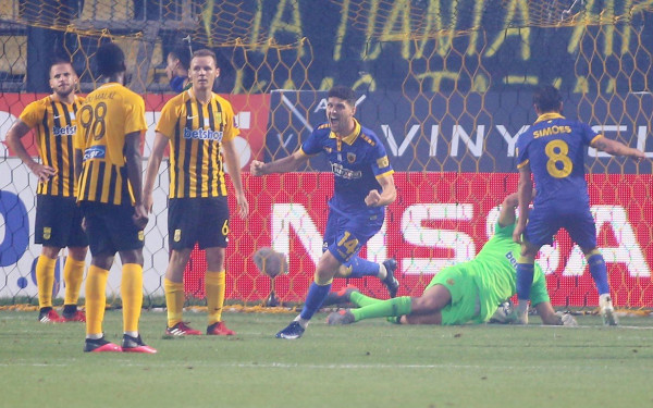 "Αυτοχειρία" Άρη και η ΑΕΚ στον τελικό (βίντεο)